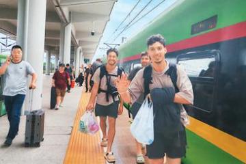 促进中外人员往来便利化措施不断完善——  更多外国朋友“打卡”春日中国